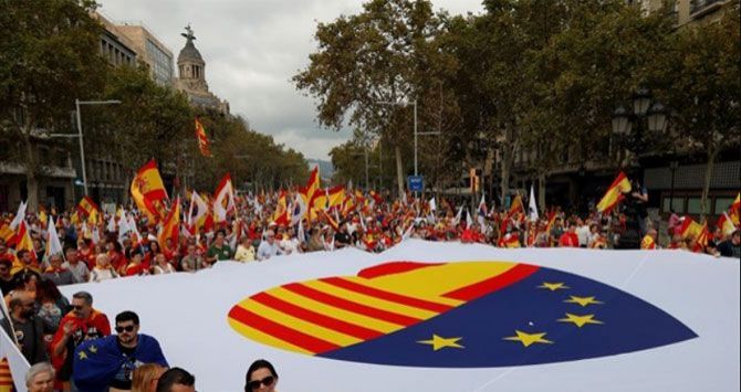 Los catalanes contrarios a la secesión toman la calle por segunda vez en una semana