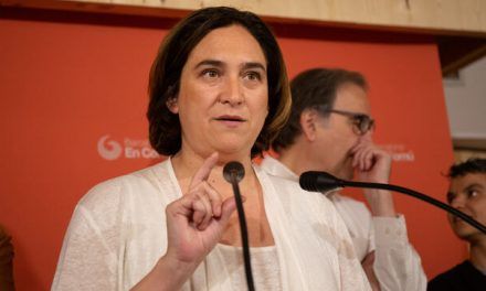 Ada Colau recibe el aval definitivo de sus bases para ser alcaldesa de Barcelona en un gobierno con el PSC