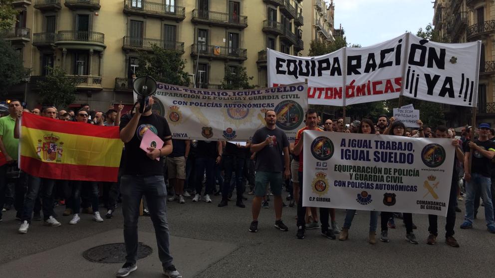 Manifestación de policias y guardias civiles en Barcelona por la equiparación salarial