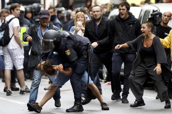 Mossos: «La policía pidió ayuda y nos ordenaron no acudir»