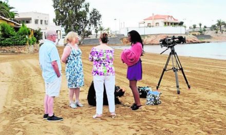 La televisión británica graba en la playa de Bahía