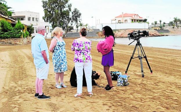 La televisión británica graba en la playa de Bahía