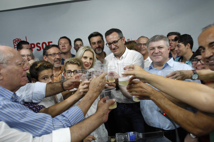 Conesa gana las primarias del PSOE: «Se han roto cadenas de 25 años»