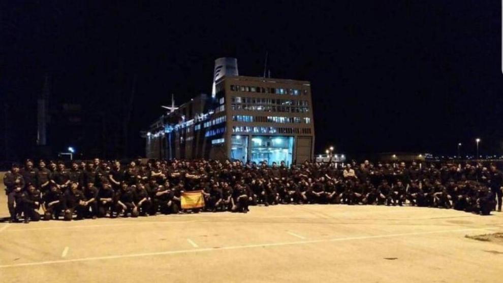 La Policía Nacional posa en el puerto tras las cargas del 1-O