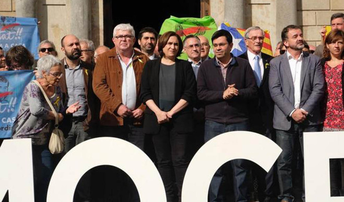Ada Colau acusa a la juez de actuar por «venganza» contra el Govern de Puigdemont