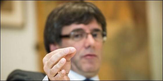 Cazan al prófugo Puigdemont dándole al ‘amargo’ champagne y la ‘fría’ langosta del exilio