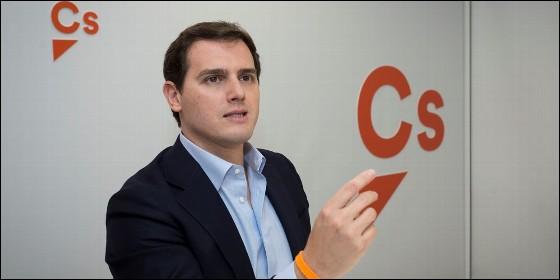 ABC mete el miedo en el cuerpo a Albert Rivera con un tremebundo editorial sobre sus malas compañías