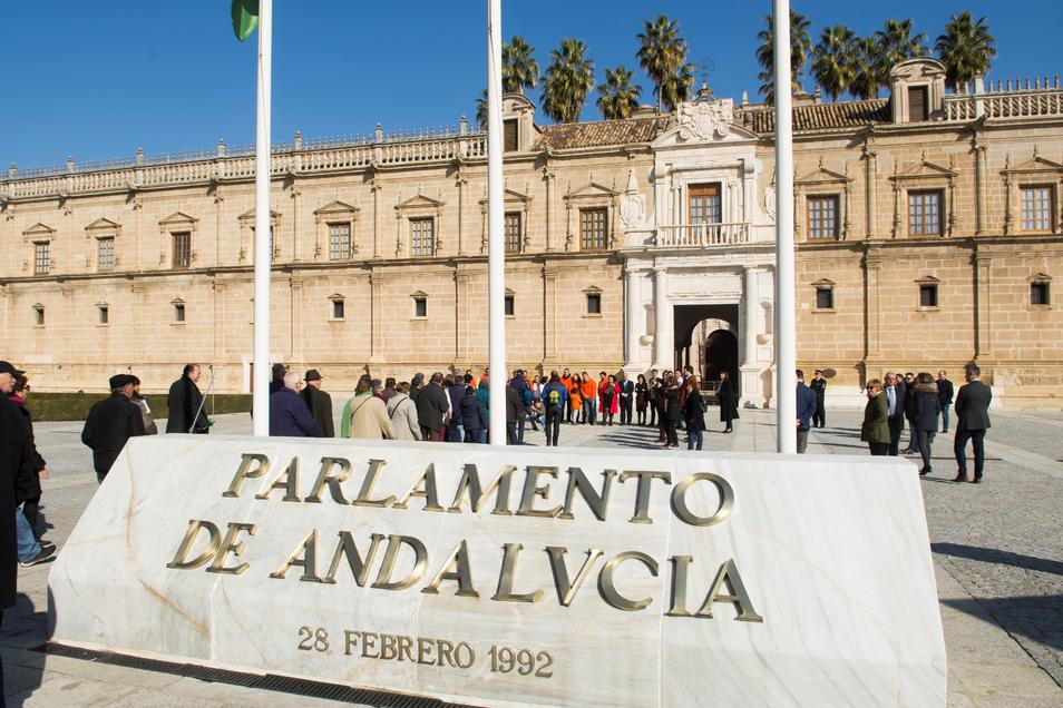 Cuatro encuestas funerales para el PP y una de gloria en Andalucía: Cs sube en todas