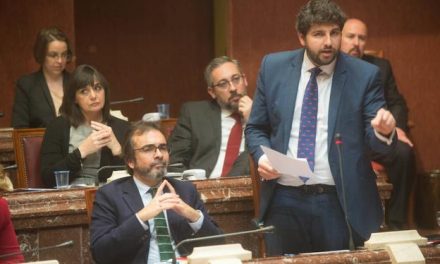 López Miras confirma en la Asamblea que el Gobierno regional descarta elaborar la Ley Integral del Mar Menor