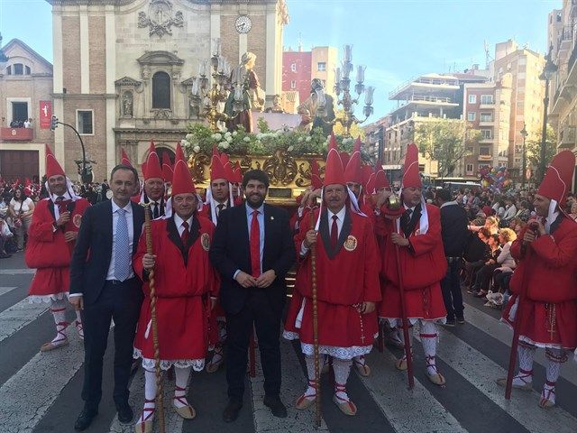 ACOSAN A LOS MANSOS, ESPAÑOLES, CLARO