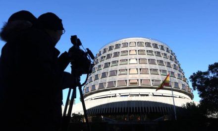 El Constitucional suspende la moción del Parlament que prevé culminar la independencia