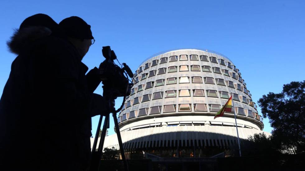 El Constitucional suspende la moción del Parlament que prevé culminar la independencia