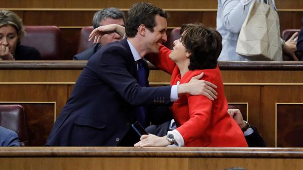 Choque entre Casado y Santamaría: «Nos estamos equivocando a la hora de hablar de señoras y señores»