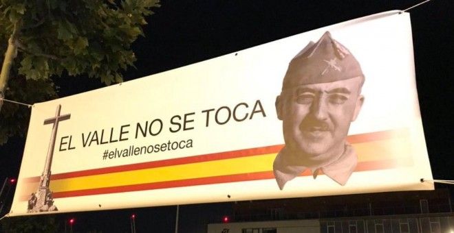 Madrid amanece empapelado con carteles contra la exhumación de Franco: «El Valle no se toca»
