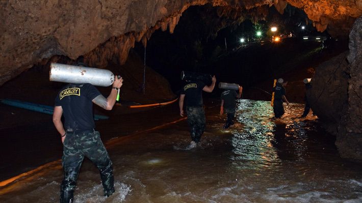 Muere un buzo al quedarse sin oxígeno durante el rescate de los niños en la cueva de Tailandia