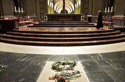 El Vaticano envía por escrito su apoyo al Gobierno para que exhume a Franco