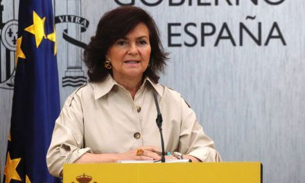 Carmen Calvo insinúa que Casado y Rivera se «alinean» con políticos radicales europeos en materia de inmigración