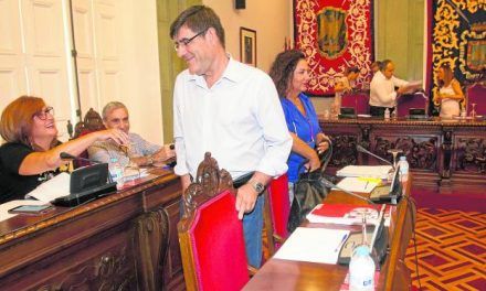 Aznar busca forzar las primarias para la lista del PSOE y no descarta medirse a Castejón