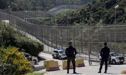 Siete guardias heridos en un nuevo salto violento de 116 inmigrantes a la valla de Ceuta