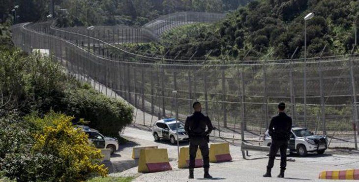 Siete guardias heridos en un nuevo salto violento de 116 inmigrantes a la valla de Ceuta