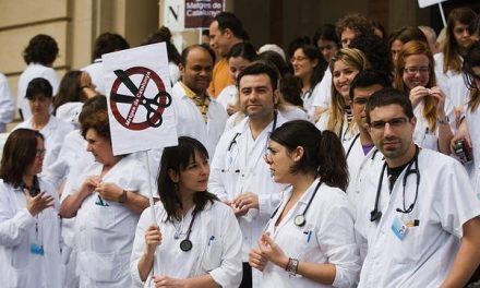 No es broma: el PP denuncia falta de médicos después de despedir a 2.800