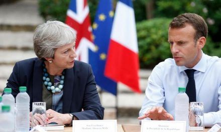 Theresa May recurre a Emmanuel Macron para salvar el acuerdo de divorcio con la Unión Europea