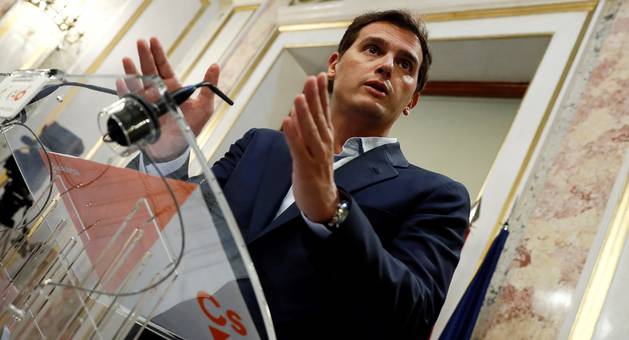 Rivera ordena una campaña contra Susana Díaz para dar el sorpaso al PP de Casado