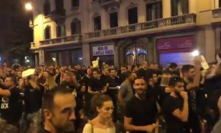 Agentes de Mossos aplauden a la Policía Nacional en Barcelona