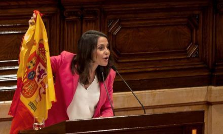 Arrimadas a Torra: «Ni usted ni nadie va a hacer desaparecer esta bandera de Cataluña»