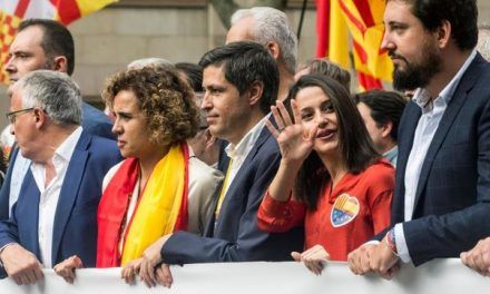 PP y Ciudadanos encabezan la marcha por la unidad de España en Barcelona: «Separatistas, fuera de mi vista»