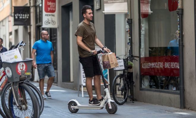 EL “BOOM” DE PATINETES Y BICIS ARRINCONA A LOS VIANDANTES