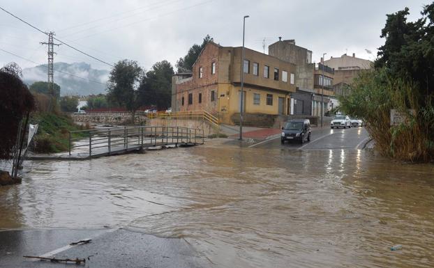 La cola de ‘Leslie’ deja muros y árboles caídos, vías cortadas y mucha agua en la Región