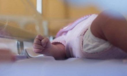 Bebés nacidos sin un brazo o una mano, el misterio que inquieta a Francia