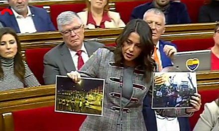 Arrimadas saca de sus casillas a Torra mostrándole fotos de la violencia del separatismo