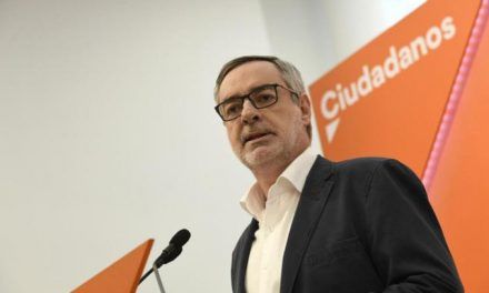 Ciudadanos rebaja sus líneas rojas en Andalucía: ya no descarta que Juanma Moreno presida la Junta