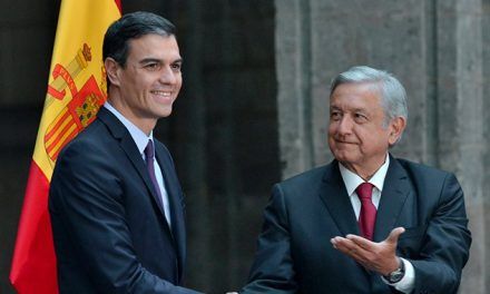 Pedro Sánchez regaló a AMLO acta de nacimiento de su abuelo