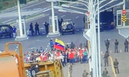 Venezuela refuerza con más contenedores bloqueo en puente fronterizo