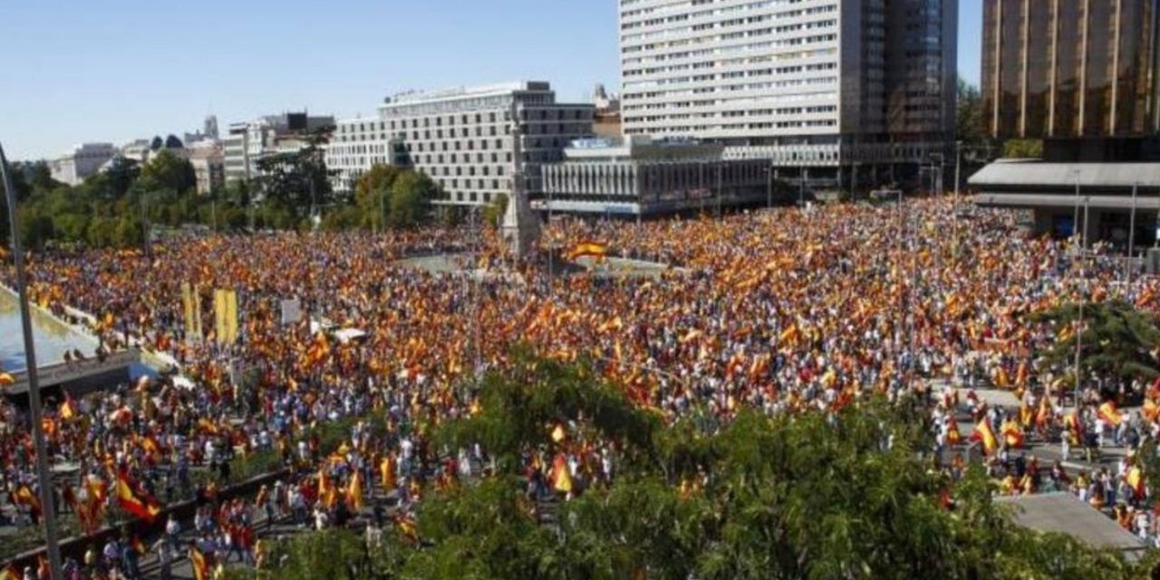 100.000 manifestantes en la Plaza de Colón: el órdago de PP y C’s a Pedro Sánchez