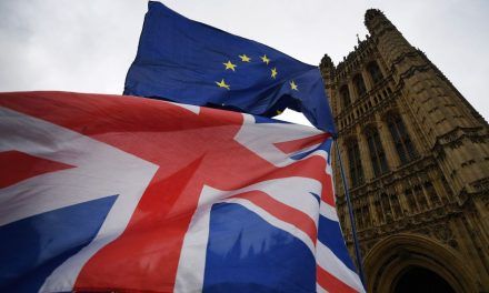 El Parlamento aprueba la ley que obliga a May a prorrogar el Brexit