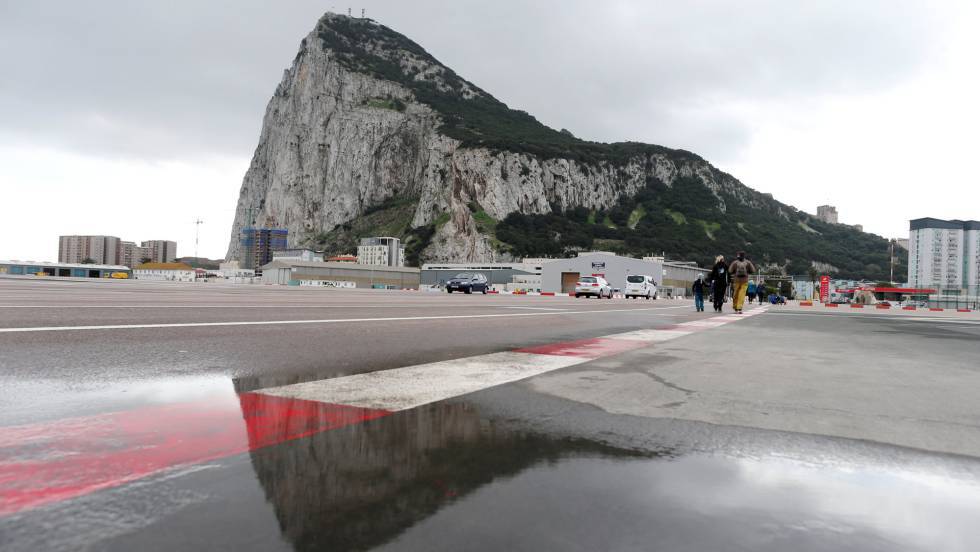 España prevé dar la residencia a 400.000 británicos si hay Brexit duro