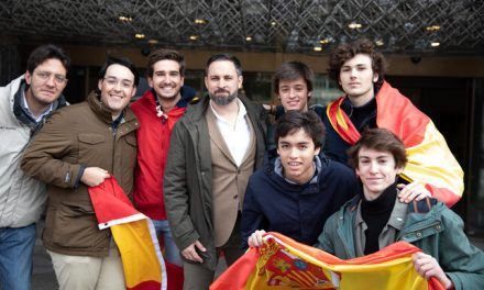 Abascal pincha el himno de España en el antiguo Pachá: Vox despliega su estrategia para atraer el voto joven