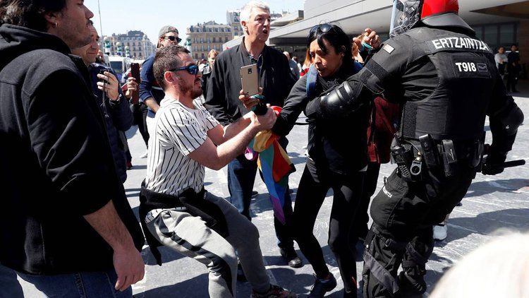 Agresiones, insultos y varios detenidos en los actos de Vox en San Sebastián y Bilbao