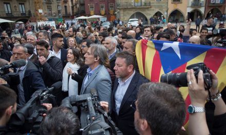 Arrimadas se crece tras la última estación de su via crucis: escrache ‘indepe’ al grito de «mala puta»