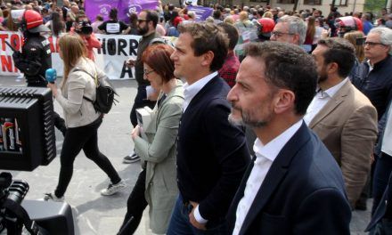 El pueblo de Josu Ternera boicotea con sirenas el acto de Rivera en homenaje a las víctimas