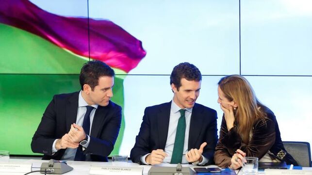 Casado cede, da un nuevo volantazo y llama «ultraderecha» a Vox cuatro días después de ofrecerle ministerios