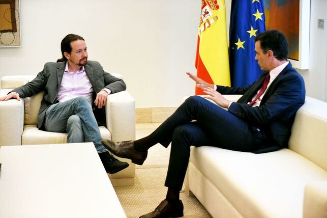 Pablo Iglesias y Pedro Sánchez escenifican el acercamiento y empiezan a negociar la Mesa del Congreso