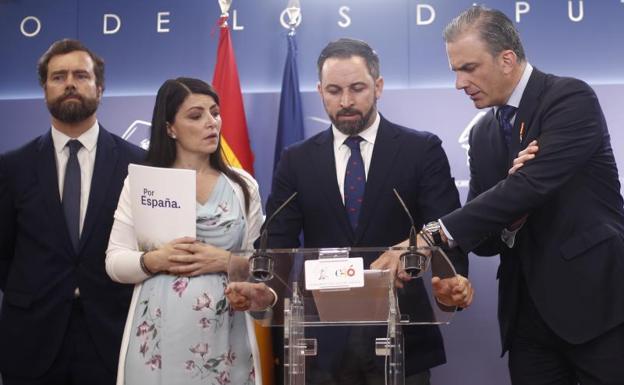 Vox llama «sinvergüenza y acojonado» a Rivera, con la investidura de Murcia en vilo