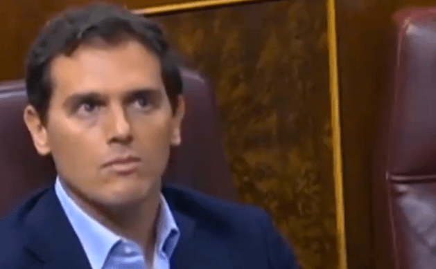 Los extraños gestos de Rivera durante la intervención de Arrimadas que se han viralizado