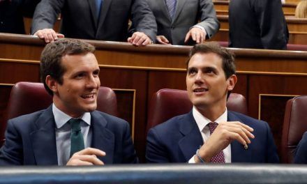 Casado y Rivera se enredan en el ‘patriotismo’ de Sánchez