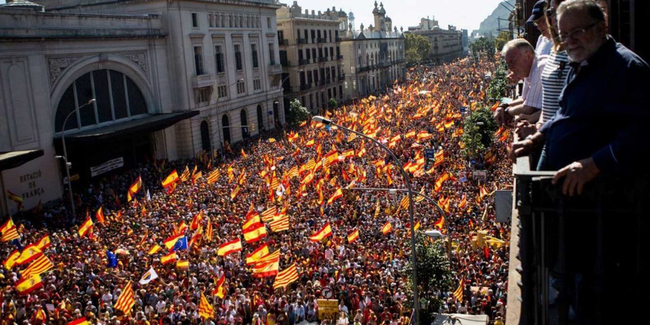 La presencia de PSOE, PP y Cs en la manifestación de SCC alienta el gran pacto contra el separatismo